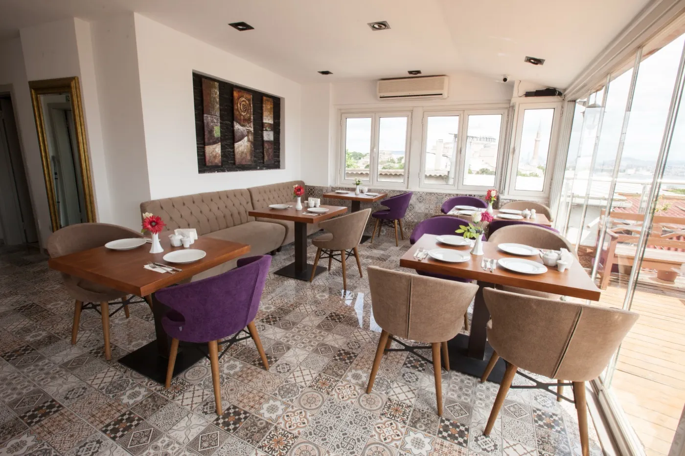 The glassed breakfast room of Lapis Inn in the morning